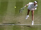 panlská tenistka Garbie Muguruzaová podává ve 2. kole Wimbledonu.