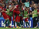 EUFORIE U LAVIEK. Portugalci se radují z gólu osmnáctiletého záloníka Renata...