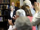 Britská ministryn vnitra Theresa Mayová pichází na tiskovou konferenci, kde...