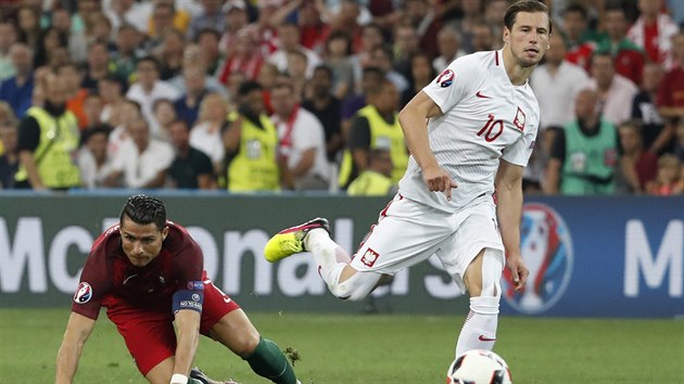 Grzegorz Krychowiak (vpravo) a Cristiano Ronaldo (vlevo) bhem tvrtfinle Eura mezi Polskem a Portugalskem.