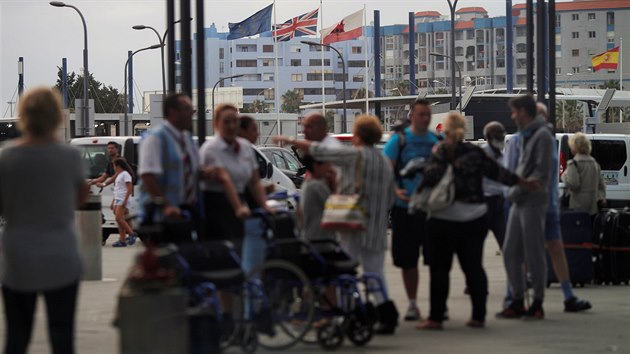 Turist na mezinrodnm letiti na Gibraltaru (27. ervna 2016)