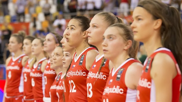 České mládežnické reprezentantky poslouchají hymnu před čtvrtfinále MS do 17 let.