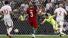 Branká Lukasz Fabianski (ve lutém) spchá za míem, který doskotail jen...