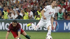 Grzegorz Krychowiak (vpravo) a Cristiano Ronaldo (vlevo) bhem tvrtfinále Eura...