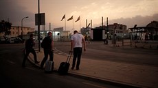 Turisté na mezinárodním letiti na Gibraltaru (27. ervna 2016)