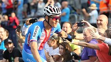 Jaroslav Kulhavý se zdraví s diváky po dojezdu závodu �tafet.