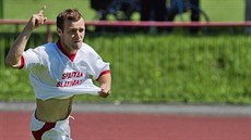 Ji�í Kopecký ze Slati�an oslavuje gól.