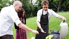 Grilovaná jablka s tvarohem - Jablka polo�íme na gril nejprve nejprve...