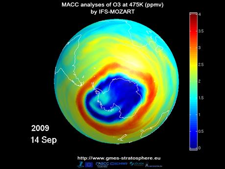 Ozonová díra nad Antarktidou v záí 2009. Modrá barva oznauje místa s nejmení...