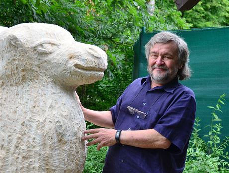 Akademický socha Michal Moravec s novou sochou velblouda u betléma v...