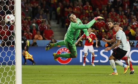 NEDOSÁHL. Stídající Sam Vokes zvýil hlavou vedení Walesu u na 3:1, gólman...