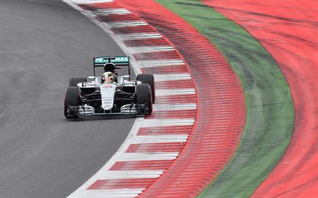 Lewis Hamilton pi kvalifikaci na Velkou cenu Rakouska.