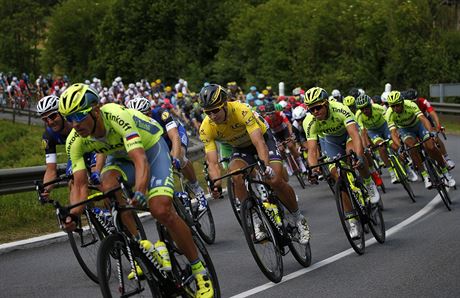 Peter Sagan ve lutm trikotu bhem tvrt etapy Tour de France. pln vpravo...
