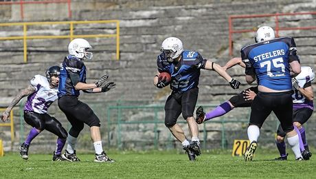 Hrái týmu Steelers Ostrava (v modrém) v akci.