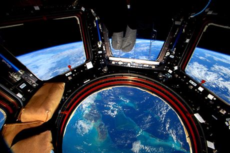 Sklenné dno modulu ISS na Vánoce 2015 nad Bahamskými ostrovy (foceno 17mm...