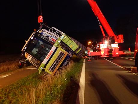 Hasii museli s pomocí jeábu vytáhnout kombajn, který se v Novém Jiín...