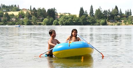 Pohled na rekreanty na Plumlovské pehrad.