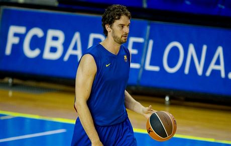 Pau Gasol bhem výluky v NBA s FC Barcelona trénoval.