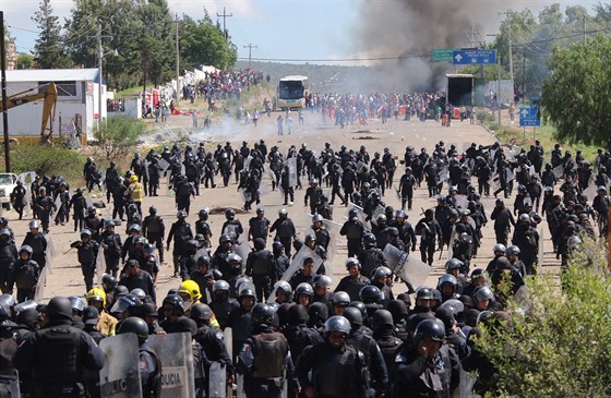 Zásah policie proti protestujícím uitelm na jihu Mexika. (19. ervna 2016)