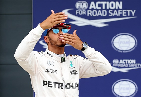 Lewis Hamilton posíla polibky po vítzství v kvalifikaci na Velkou cenu...
