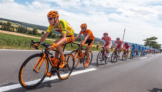 Jan Hirt v ele pelotonu v závod Kolem Rakouska.