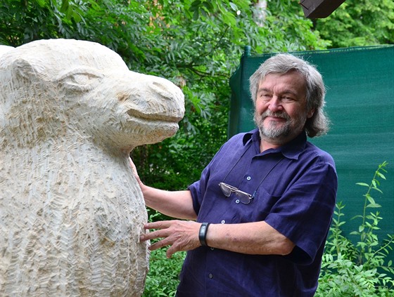 Akademický socha Michal Moravec s novou sochou velblouda u betléma v...