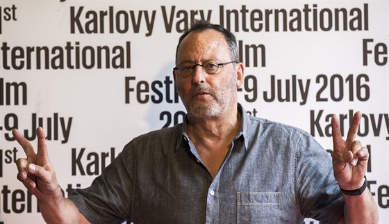 Francouzský herec Jean Reno pijel na karlovarský filmový festival.