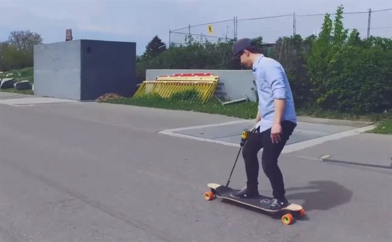 Speciální elektrifikované skateboardy jsou moc drahé, tento poídíte doslova za...