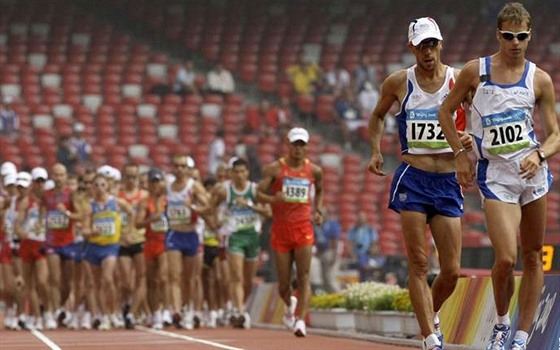 Italský chodec Alex Schwazer (úpln vpravo) se v Pekingu stal olympijským...
