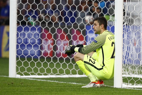 POLSKÝ KONEC. Branká Lukasz Fabianski má po neúspném tvrtfinále s...