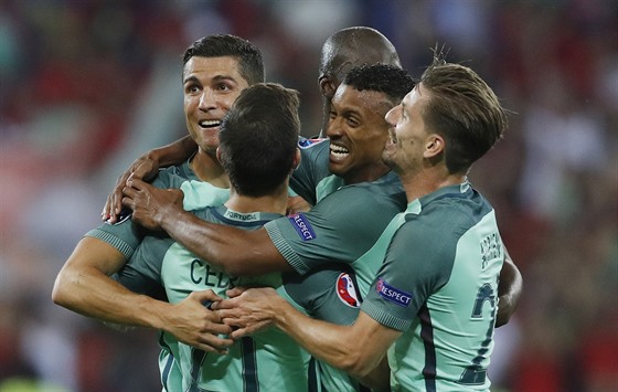 BLÍ FINÁLE. Portugalci oslavují Naniho gól na 2:0.