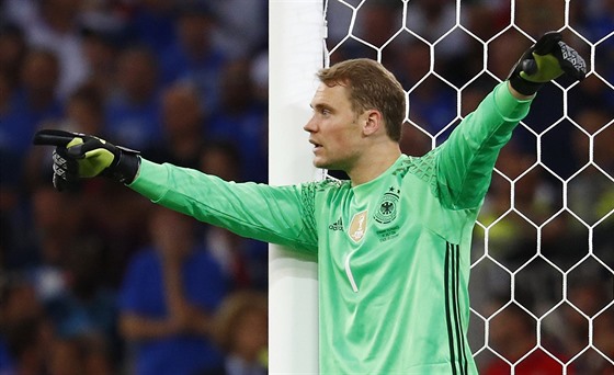 DOLEVA! Nmecký branká Manuel Neuer si staví ze ped standardní situací.