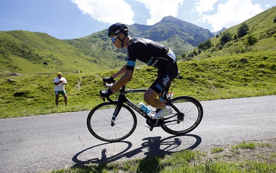 Losk vtz Tour de France Chris Froome pi sjezdu bhem osm etapy letonho...