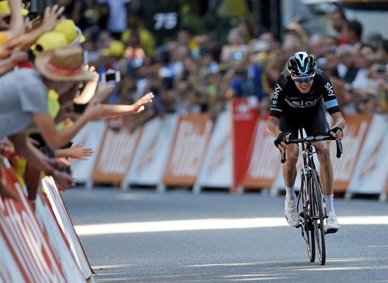 Chris Froome z týmu Sky dojídí do cíle osmé etapy Tour de France na prvním...