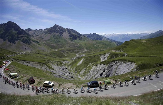 Momentka z osm etapy Tour de France, kterou ovldl Chris Froome.