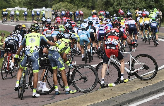 NEPÍJEMNOST. Alberto Contador (íslo 31) po pádu v úvodní etap Tour de...