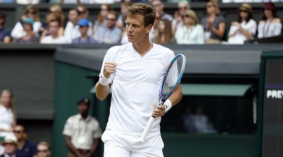 ZAATÁ PST. Tomá Berdych ve wimbledonském utkání proti Alexanderu Zverevovi.