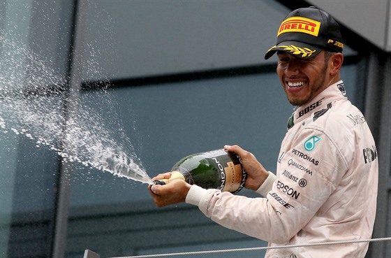 NA PÓDIU. Lewis Hamilton slaví vítzství ve Velké cen Rakouska.