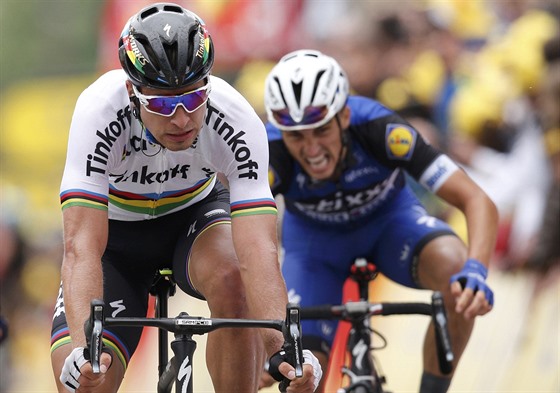 Peter Sagan (vlevo), vítz 2. etapy Tour de France. V cílové rovince mu...