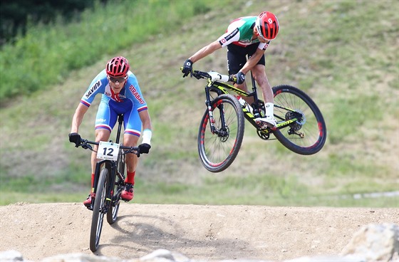 Jaroslav Kulhavý (vlevo) a Nino Schurter na trati závodu mistrovství svta v...