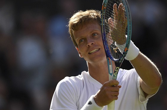 POSTUP. Tomá Berdych po vyhraném wimbledonském utkání nad Alexanderem Zverevem.