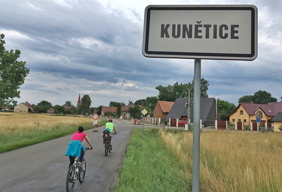 U Kunětic se střetla auta s cyklisty vícekrát. Letos je cesta na kole tímto směrem bezpečnější.   