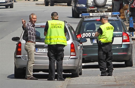 Polští celníci kontrolují jednoho řidiče nedaleko mostu Svobody v Českém...