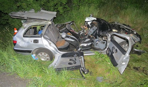 Automobil po nehodě a zásahu hasičů, kteří museli řidičovo tělo z vozu...