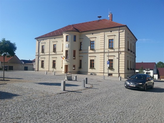 Radnice v Dolních Břežanech.