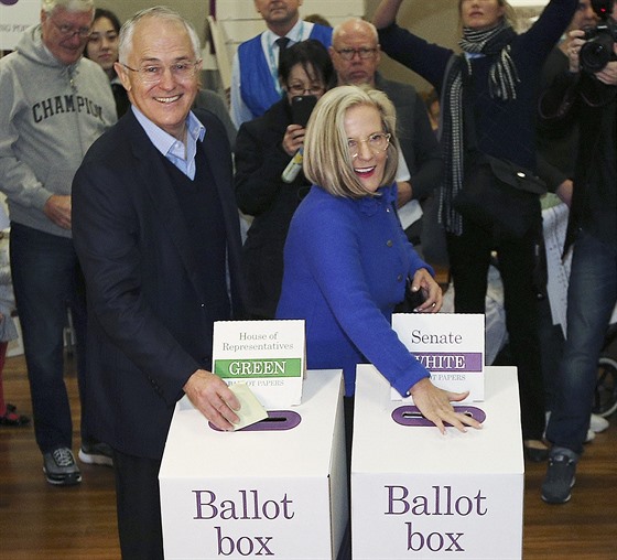 Australský premiér Malcolm Turnbull se svou enou Lucy volí ped zraky noviná...