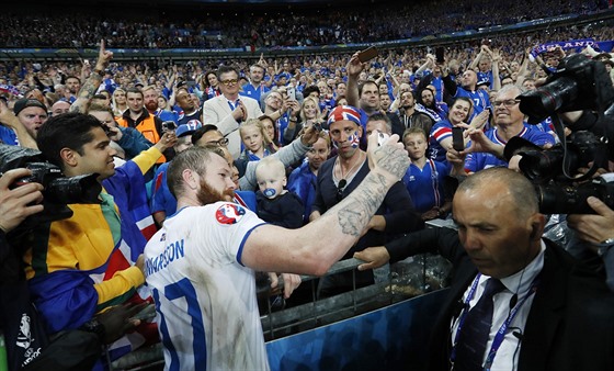Islandský kapitán Aron Gunnarsson se fotí s fanouky po zápase na Euru s...