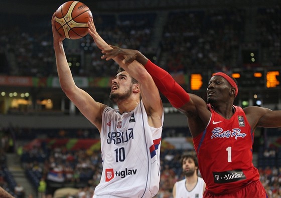 Srbský basketbalista Nikola Kalini v duelu olympijské kvalifikace proti...