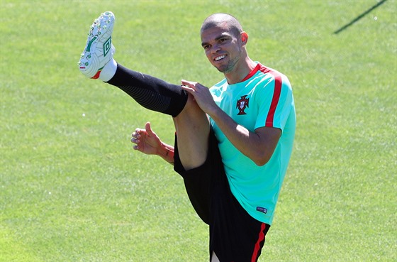 Portugalský obránce Pepe na tréninku před finále mistrovství Evropy proti...