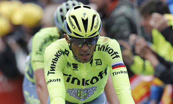 Vyerpaný a rozbitý Alberto Contador v cíli druhé etapy Tour de France.